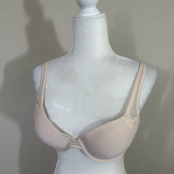 True sz  36C bra in a soft cream. Beautiful bra pretty details underwire - Picture 2 of 12